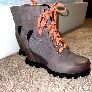 SOREL Joan of Arctic Wedge III Lexie Boot (Quarry / Black)